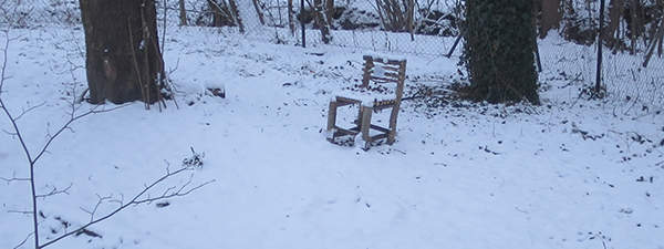 židle pod sněhem…